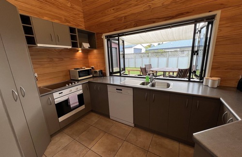 Kinloch House | Modern spacious bach close to the lake