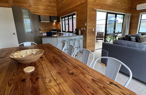 Kinloch House | Modern spacious bach close to the lake