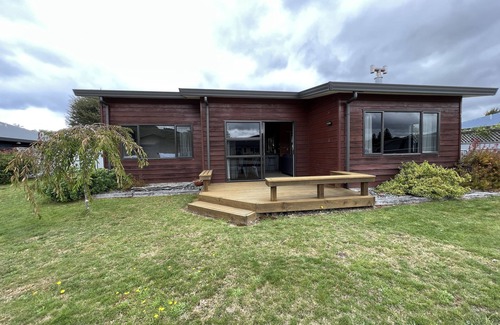Kinloch House | Modern spacious bach close to the lake