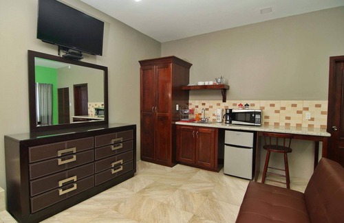 San Ignacio House | Modern, spacious King and Queen Suite. Sleeps up to 10