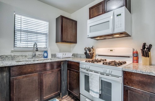 West San Antonio House | Modern Stay for BMT & SeaWorld Trips | Private W/D