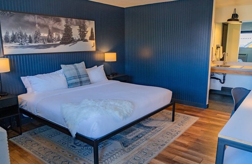 Winter Park Hotel | Modern Stay Near Downtown Winter Park with Hot Tubs & Gym Access