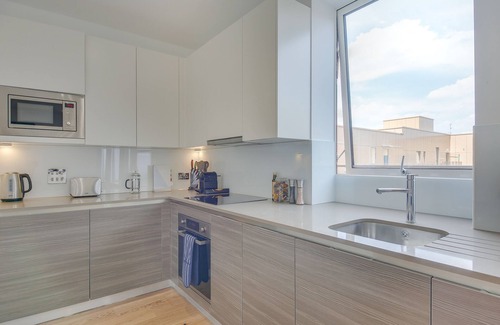 London Borough of Hounslow Apartment | MODERN STUDIO APARTMENT NEAR HEATHROW AIRPORT