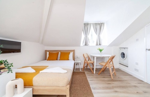 Brondesbury Apartment | Modern Studio flat w/close tube stations