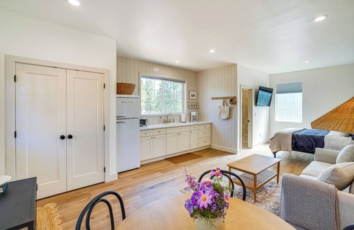 Sunriver Apartment | Modern Studio in Bend ~ 3 Mi to Sunriver Resort!