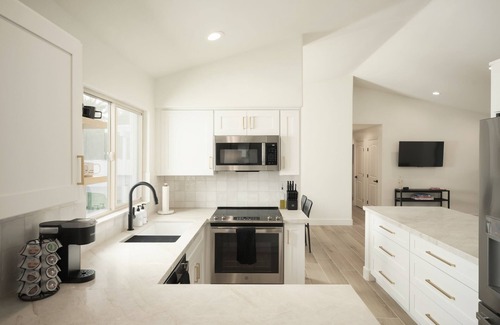 Longmoor Estates House | Modern Stunner with Heated Pool