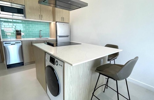 Grand Harbour Apartment | Modern Stylish 1-Bed+Den in Harbour Walk!