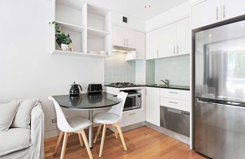 Kings Cross Apartment | Modern stylish 1BR apartment w/balcony, superb location