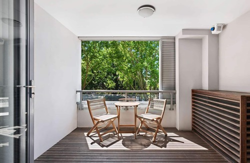 Kings Cross Apartment | Modern stylish 1BR apartment w/balcony, superb location