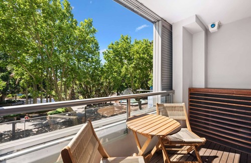 Kings Cross Apartment | Modern stylish 1BR apartment w/balcony, superb location