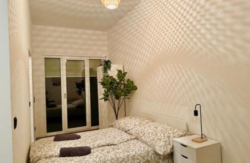 Grinzing Apartment | Modern Stylish Apartment with Garden & Free Parking