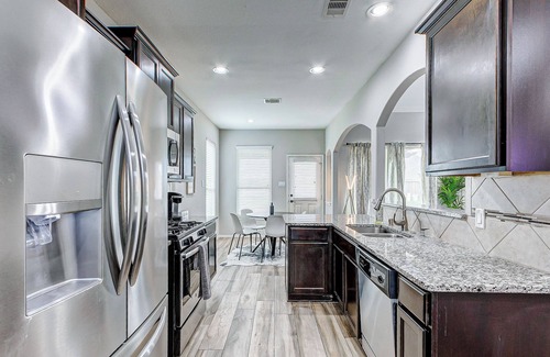 Katy House | Modern Stylish home in Katy 4 bed 2.5 bath BOOK NOW !