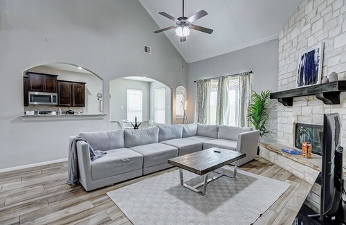 Katy House | Modern Stylish home in Katy 4 bed 2.5 bath BOOK NOW !