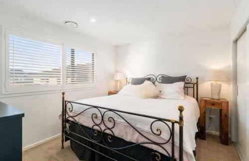 Wanaka Apartment | Modern stylish private one bedroom apartment