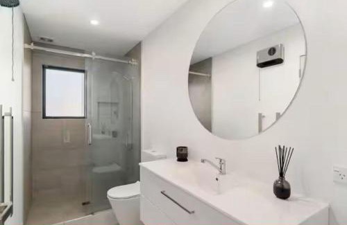 Wanaka Apartment | Modern stylish private one bedroom apartment