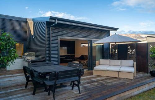 Wanaka Apartment | Modern stylish private one bedroom apartment