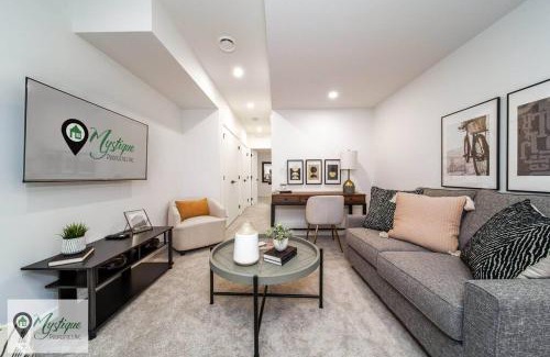 Southwest Edmonton House | Modern Suite King Bed Near Whyte Ave and U of A WIFI