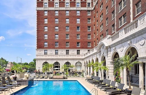 Central West End Apartment | Modern Suite w/Living & Dining Areas! Pets Allowed! W/Parking, Pool & Cinema!