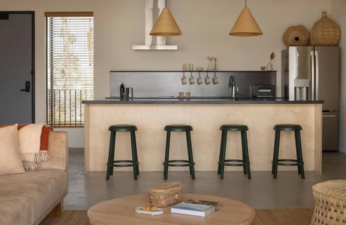Downtown Palm Springs Hotel | Modern Suites w/Luxe Amenities, Complimentary Bikes & Poolside Lounge