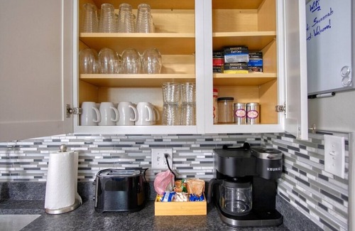 West Newton House | Modern-Sunroom-15min to DwnTwn-Grps-Kids-Firepit