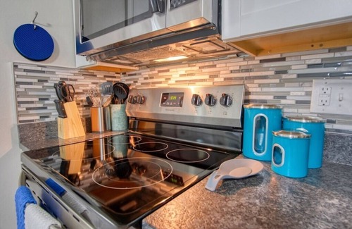 West Newton House | Modern-Sunroom-15min to DwnTwn-Grps-Kids-Firepit