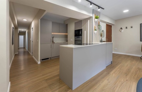 La Creu del Grau Apartment | Modern Temporary Housing in Av. del Puerto.