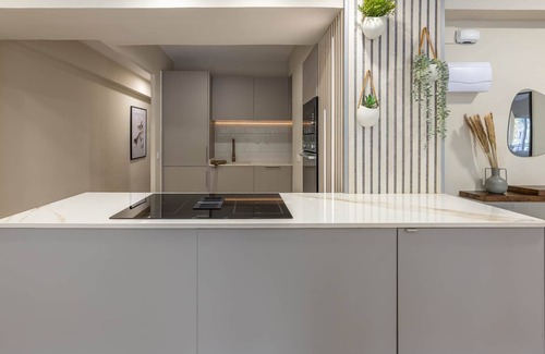 La Creu del Grau Apartment | Modern Temporary Housing in Av. del Puerto.