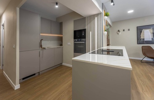 La Creu del Grau Apartment | Modern Temporary Housing in Av. del Puerto.