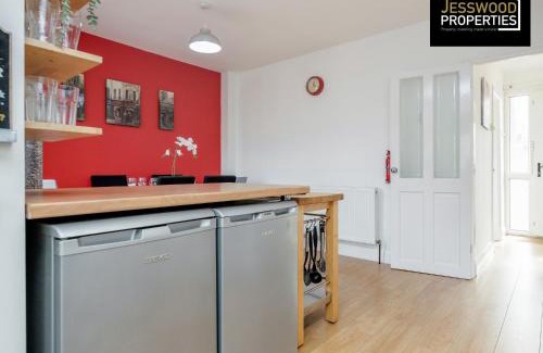 Luton House | Modern Three Bedroom Contractor House With Free Parking Near M1 Luton Airport By Jesswood Properties Short Lets