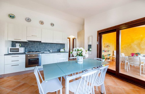 Monte Petrosu Apartment | Modern three-room apartment with swimming pool and free wifi