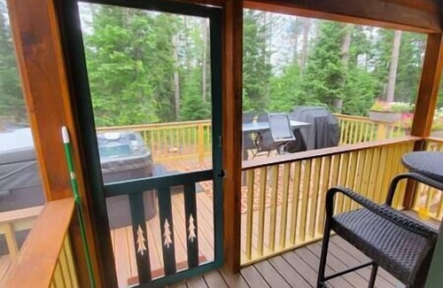 Malone Cabin | Modern Tiny Home - w/Hot Tub and mountain views Near Titus