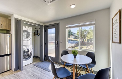 Tukwila House | ► Modern Tiny House ◄ Big Personality, AC & Views!