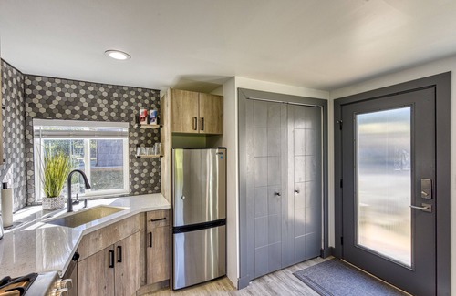 Tukwila House | ► Modern Tiny House ◄ Big Personality, AC & Views!