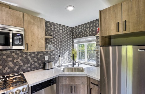 Tukwila House | ► Modern Tiny House ◄ Big Personality, AC & Views!