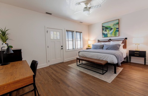 Blowing Rock Hotel | Modern Townhome with Balcony Located on Main St In Downtown Blowing Rock