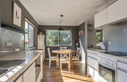 Lutwyche House | Modern Townhome with Parkland Views Walk to Everything!