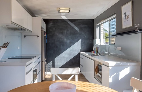 Lutwyche House | Modern Townhome with Parkland Views Walk to Everything!