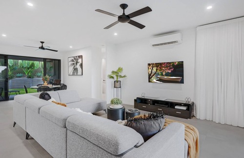 Caravonica House | Modern Tropical Getaway - Cairns/Northern Beaches