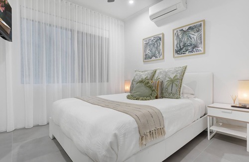 Caravonica House | Modern Tropical Getaway - Cairns/Northern Beaches
