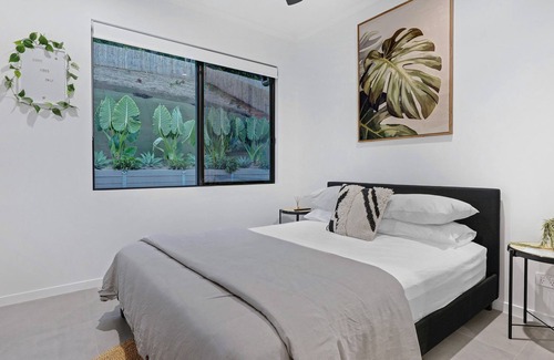 Caravonica House | Modern Tropical Getaway - Cairns/Northern Beaches