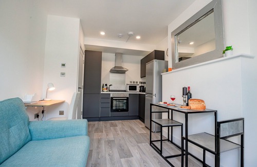 Caterham Apartment | Modern Two Bed Flat in Caterham