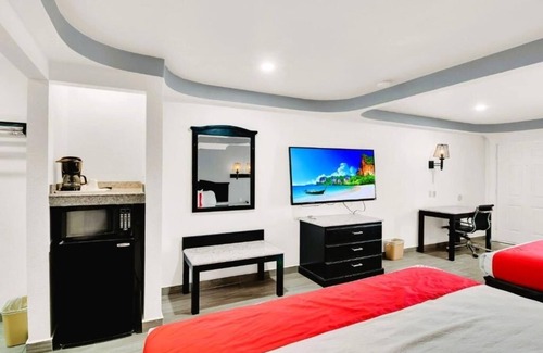 Oakville Hotel | Modern Unit Near SUBWAY – Pet Friendly, Outdoor Pool & Free On‑site Parking