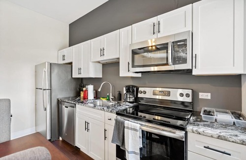 South Side Flats Apartment | Modern Upscale 2BR Apartment on Carson Stay Gia