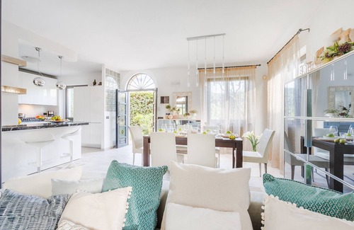 Marina di Pietrasanta Villa | Modern Villa with Pool in Tonfano Marina di Pietrasanta