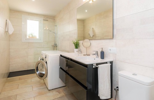 Ariany House | Modern Vacation Home “Casa Madrina “ with Wi-Fi, Pool, Balcony, Garden & Terrace; Parking Available