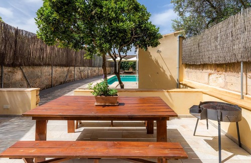 Ariany House | Modern Vacation Home “Casa Madrina “ with Wi-Fi, Pool, Balcony, Garden & Terrace; Parking Available
