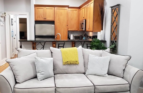 Historic Downtown Savannah Condo | Modern Victorian Easy 2blk walk from Forsyth, Farmers Mrkt, Cocktails!