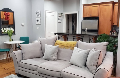 Historic Downtown Savannah Condo | Modern Victorian Easy 2blk walk from Forsyth, Farmers Mrkt, Cocktails!