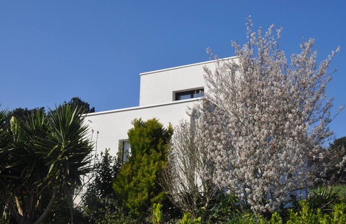 Treflez House | Modern villa in a large garden a few minutes from the sea