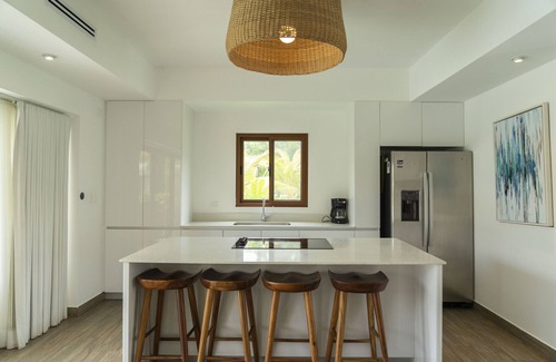Monterrico Villa | Modern Villa with Jacuzzi & breakfast included